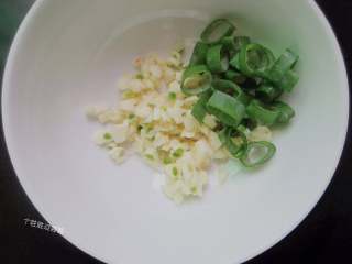 3、油泼扯面,准备蒜末和葱花