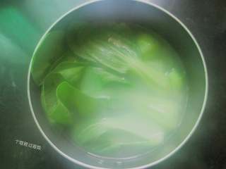 6、油泼扯面,烧一锅水，沸腾后，加一点油和盐，放入小油菜烫熟。