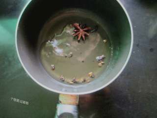 11、油泼扯面,锅里烧热油，放入八角、胡椒炸香捞出扔了