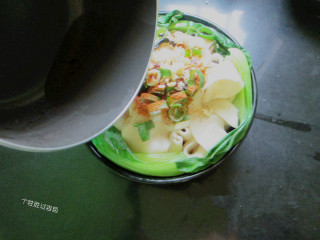 12、油泼扯面,浇上热热的花椒油，呲啦一声，香喷喷的油泼扯面就做好啦！