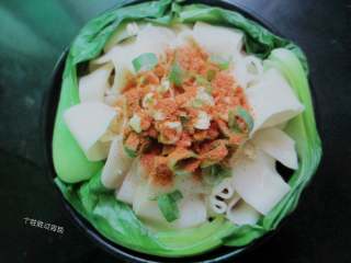 10、油泼扯面,上面撒上蒜末、葱沫、辣椒面，盐