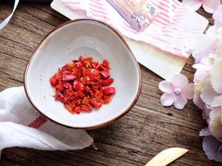 6、快手免炸的 酥脆辣子鸡,抓一小把干辣椒切碎 备用