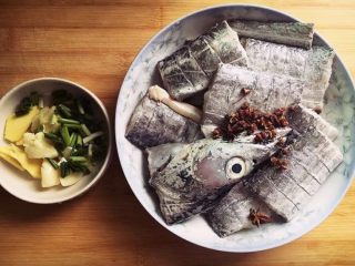 2、糖醋带鱼,带鱼切段，割几条口更容易入味。撒盐和白酒加八角、花椒腌渍入味。大约30分钟左右。