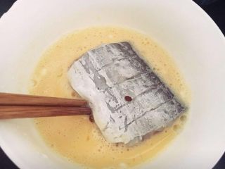 4、糖醋带鱼,腌渍好的带鱼段，两面沾匀蛋液。