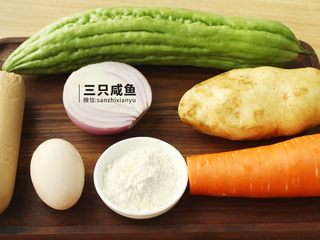 1、苦瓜酿土豆泥,准备好所需食材，将土豆、胡萝卜去皮备用，鸡蛋、洋葱半个、火腿、苦瓜