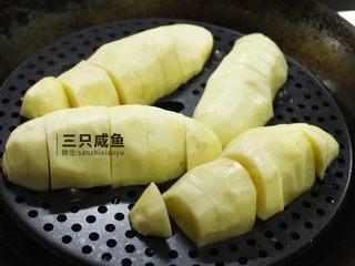 4、苦瓜酿土豆泥,将土豆切块放入蒸锅中，蒸10-20分钟即可，为后续制成土豆泥做准备