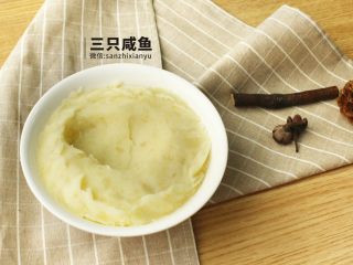 5、苦瓜酿土豆泥,将土豆取出蒸锅中，用勺子压制成土豆泥