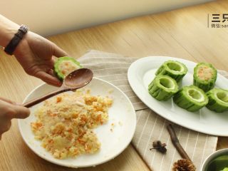 7、苦瓜酿土豆泥,搅拌混合后的土豆泥填充到苦瓜内部，压紧，压紧，压紧