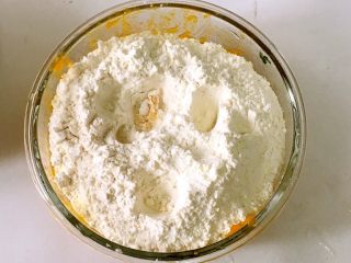 4、花式南瓜馒头,往南瓜泥中加入面粉。