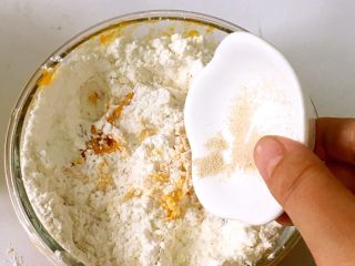 6、花式南瓜馒头,加入酵母