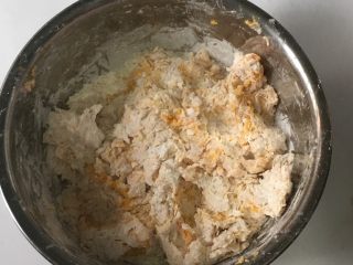 7、花式南瓜馒头,搅拌成絮状。根据面团的干湿状况我加了大概30克的水。