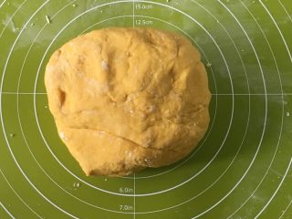 8、花式南瓜馒头,转到案板上揉成光滑的面团