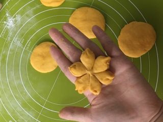 14、花式南瓜馒头,用手将边缘捏合。