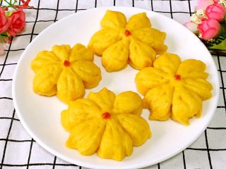 15、花式南瓜馒头,17.出锅晾凉就可以给宝宝吃了。