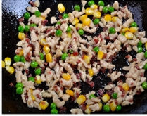 7、醋香怀胎鱼,炒锅里放2汤匙花生油，将鸡胸肉滑散后，放金华火腿末、青豆、玉米，调香菇粉和适量盐炒至8成熟。