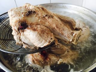 2、#咸味# 骨汤鱼松米线,捞出骨头棒子