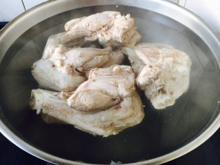 4、#咸味# 骨汤鱼松米线,倒入适量的提前准备好的开水,水量没过食材。