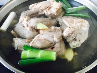 5、#咸味# 骨汤鱼松米线,放入葱段和姜片