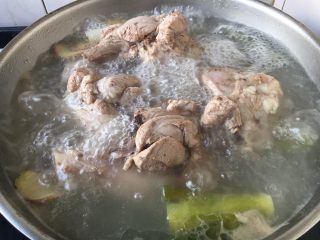 6、#咸味# 骨汤鱼松米线,大火煮开