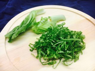 10、#咸味# 骨汤鱼松米线,将青菜菜叶切成丝