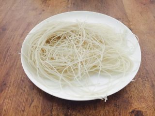 11、#咸味# 骨汤鱼松米线,米线放在清水里泡20分钟,泡软就可以。