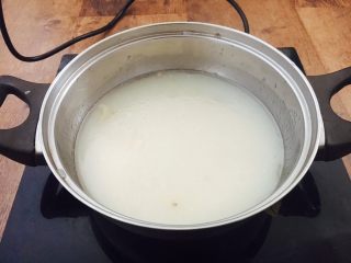 12、#咸味# 骨汤鱼松米线,小锅里放入一大碗骨汤