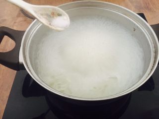 13、#咸味# 骨汤鱼松米线,大火煮开,放入少许盐调味。