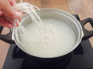 14、#咸味# 骨汤鱼松米线,放入泡好的米线,煮熟。