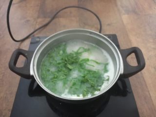 15、#咸味# 骨汤鱼松米线,放入青菜丝,关火。