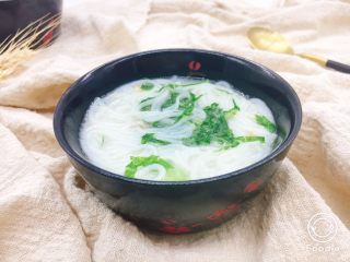 16、#咸味# 骨汤鱼松米线,将米线盛到汤碗里