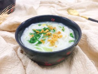 17、#咸味# 骨汤鱼松米线,再撒上少许鱼松即可