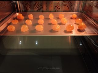 1、蛋黄酥,咸鸭蛋黄泡上朗姆酒隔夜，烤箱180度上下火烤5分钟