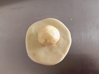 6、蛋黄酥,分别取一小份水油皮和油酥皮，水油皮面团擀平，包住油酥面团