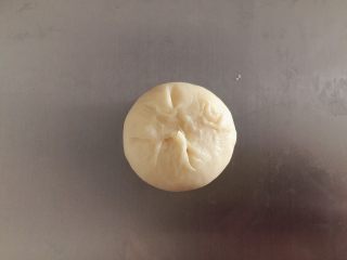 7、蛋黄酥,收口捏紧朝下