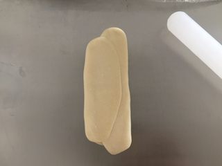 12、蛋黄酥,取一份油酥皮，再次擀平