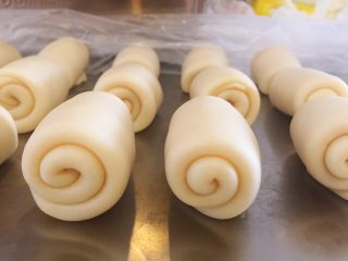 14、蛋黄酥,卷好盖上保鲜膜静置20分钟