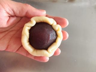 18、蛋黄酥,擀成圆形薄片，放入内馅