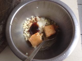 5、芋头扣肉,倒入油、蚝油，生抽，料酒和腐乳。