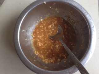 6、芋头扣肉,混合均匀，调成料汁备用。