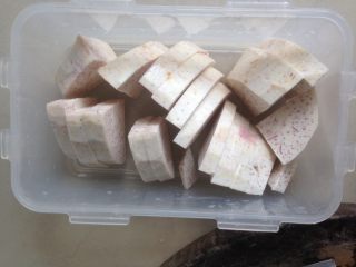 7、芋头扣肉,香芋去皮切成0.5 cm厚的片，真正的做法是将芋头炸至微黄，不过这一步我们就省略了。