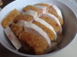 10、芋头扣肉,放在碗中，多余的芋头可放在碗底