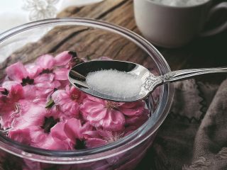 4、零失败高颜值的 桃花冻,加一勺盐，泡一晚