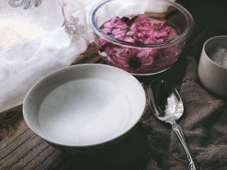 5、零失败高颜值的 桃花冻,倒一碗热水