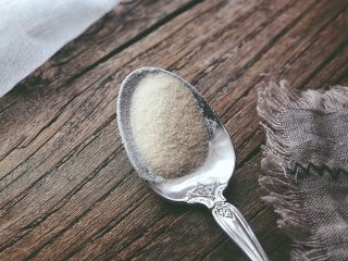 8、零失败高颜值的 桃花冻,加入吉利丁粉