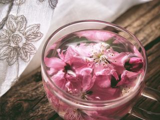 13、零失败高颜值的 桃花冻,没有模具就直接倒入玻璃杯中冷藏，再也不怕脱模失败啦^_^