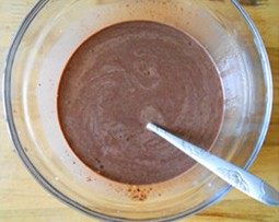 3、四叶草抹茶慕斯,搅拌均匀,再分次加入剩下的牛奶,混合均匀