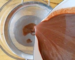 5、四叶草抹茶慕斯,过筛,得到细腻的混合液体