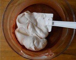 7、四叶草抹茶慕斯,打发的奶油加入到5的可可液中,混合均匀。慕斯液就做好了