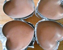 8、四叶草抹茶慕斯,心形模具用锡纸包好,倒入慕斯液。入冰箱冷藏4小时以上