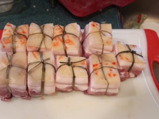 3、东坡肉,将五花肉用将用传统的閵草绳十字交叉绑好，以防熬软烂后肉块破裂。